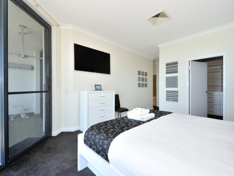 Nautilus By Rockingham Apartments - Rental Cars 3
