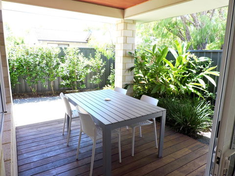 Contemporary Cove - Quindalup - Rental Cars 11