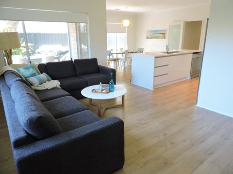 Contemporary Cove - Quindalup - Rental Cars 3