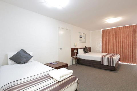 Atrium Hotel Mandurah - Rental Cars 1