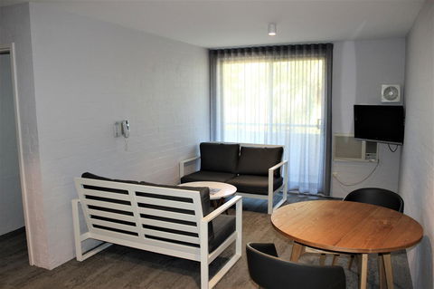 Atrium Hotel Mandurah - Rental Cars 4