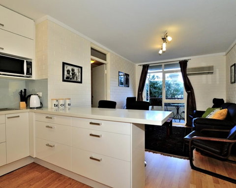 Cappuccino Delight - 1 Bedroom Central Fremantle Apartment - Rental Cars 5