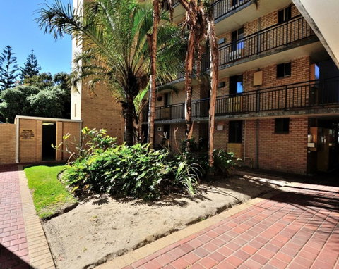 Cappuccino Delight - 1 Bedroom Central Fremantle Apartment - Rental Cars 10