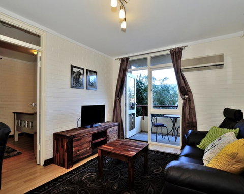 Cappuccino Delight - 1 Bedroom Central Fremantle Apartment - Rental Cars 4