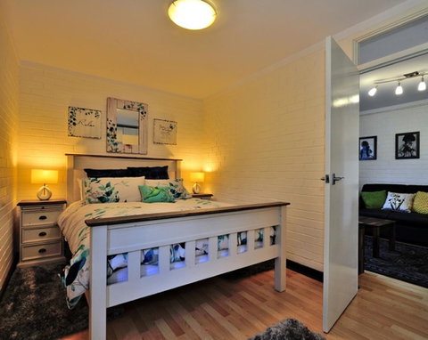 Cappuccino Delight - 1 Bedroom Central Fremantle Apartment - Rental Cars 0