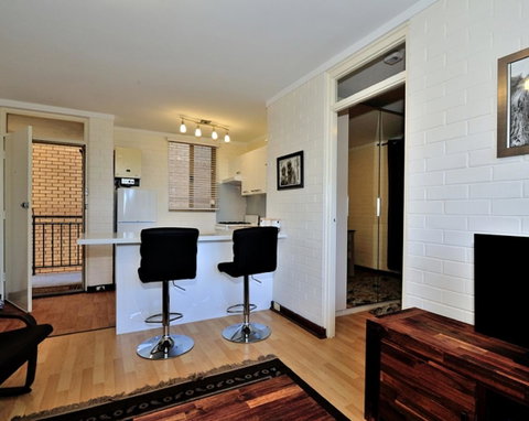 Cappuccino Delight - 1 Bedroom Central Fremantle Apartment - Rental Cars 2