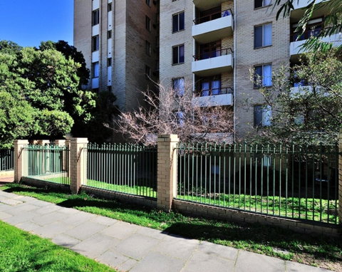 Cappuccino Delight - 1 Bedroom Central Fremantle Apartment - Rental Cars 9