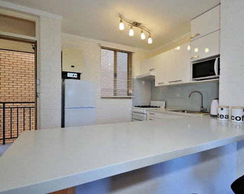 Cappuccino Delight - 1 Bedroom Central Fremantle Apartment - Rental Cars 6