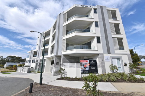 Infinite Apartment Opposite Garden City - Rental Cars 17