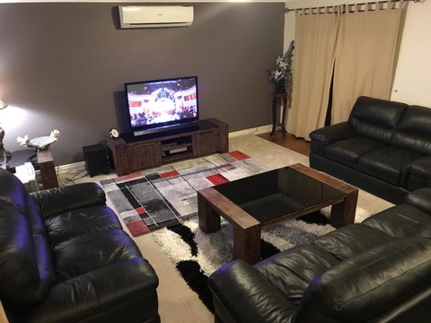 Master Room With Attachd Bath - Rental Cars 1