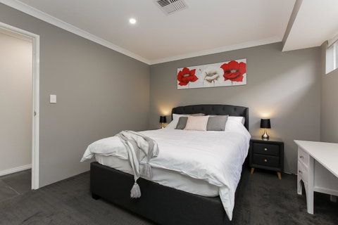 Perth Comfy Stays - Rental Cars 29