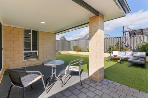 Perth Comfy Stays - Rental Cars 11