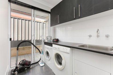 Perth Comfy Stays - Rental Cars 24