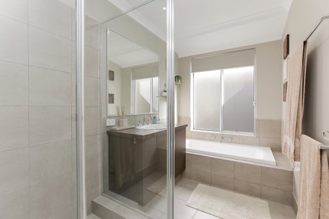 Perth Comfy Stays - Rental Cars 39