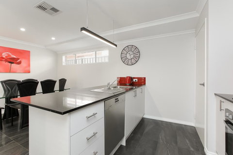Perth Comfy Stays - Rental Cars 14