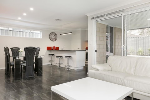 Perth Comfy Stays - Rental Cars 23