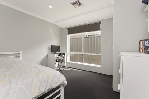 Perth Comfy Stays - Rental Cars 35