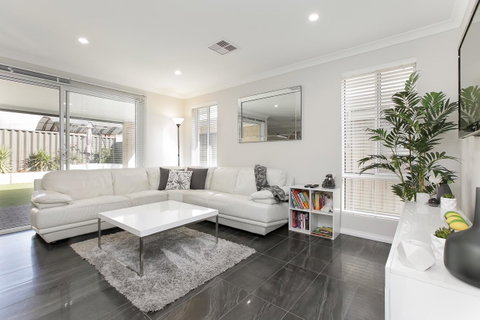 Perth Comfy Stays - Rental Cars 2