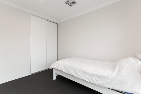 Perth Comfy Stays - Rental Cars 42
