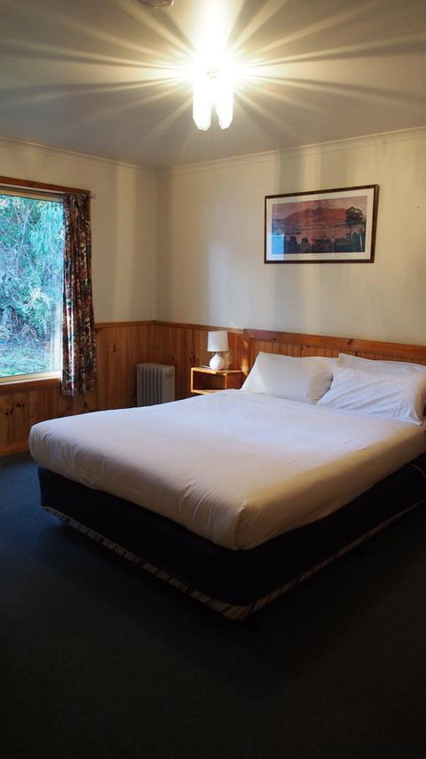 Strahan Retreat Holiday Park - Rental Cars 44