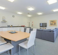 4 Bedroom House - Hobart CBD - Free Parking - Rental Cars