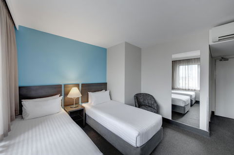 Travelodge Hotel Hobart - Rental Cars 11