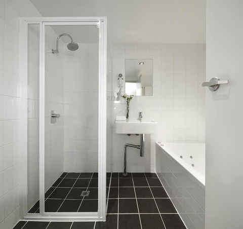 Travelodge Hotel Hobart - Rental Cars 4