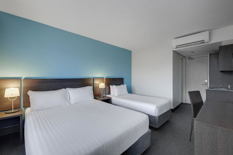 Travelodge Hotel Hobart - Rental Cars 9