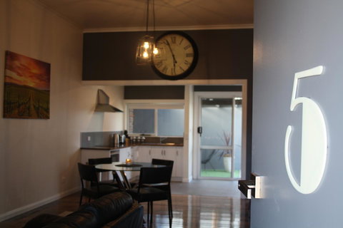 Apartment 5ive - Rental Cars 9