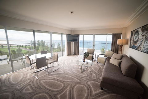 Novotel Wollongong Northbeach - Rental Cars 1