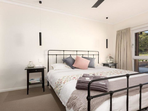 On A Hill - Modern Country Home Near Braidwood - Rental Cars 1