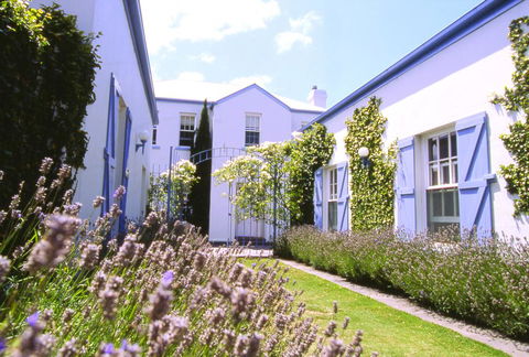 Oscars Waterfront Boutique Hotel - Rental Cars 2