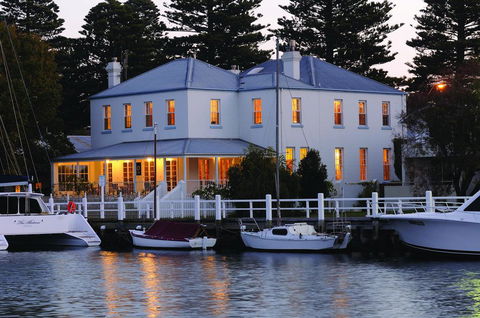 Oscars Waterfront Boutique Hotel - Rental Cars 3