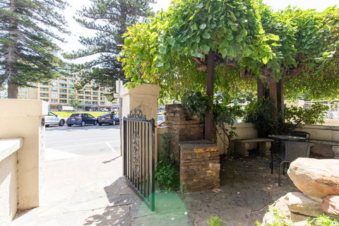 Park View On Colley - Rental Cars 1