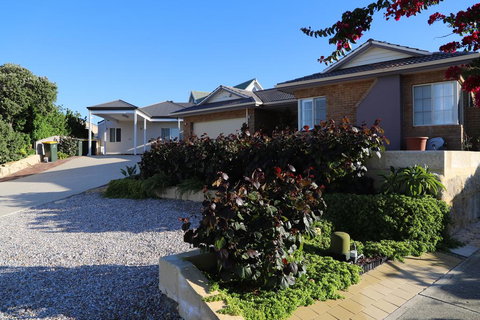 Perth Beachside Holiday House - Rental Cars 1