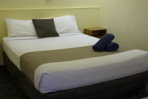 Pioneer Station Motor Inn - Rental Cars 2
