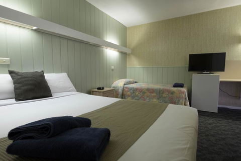 Pioneer Station Motor Inn - Rental Cars 3