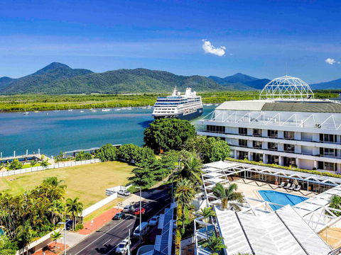 Pullman Reef Hotel Casino - Rental Cars 1
