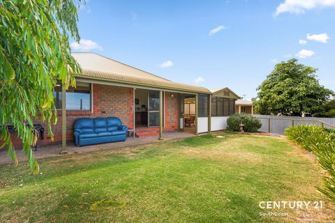 Reef & Vines Port Noarlunga - Rental Cars 2