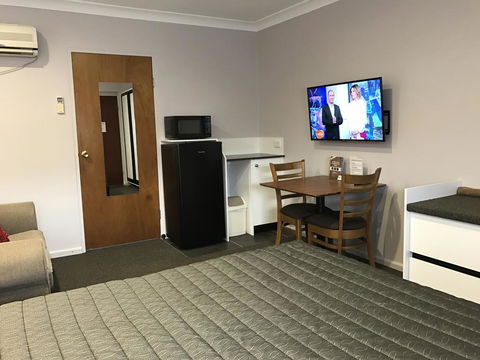Roydons Motor Inn - Rental Cars 0