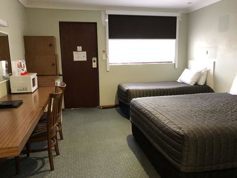 Roydons Motor Inn - Rental Cars 2