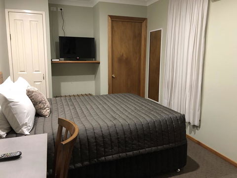 Roydons Motor Inn - Rental Cars 3