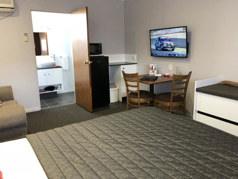Roydons Motor Inn - Rental Cars 1