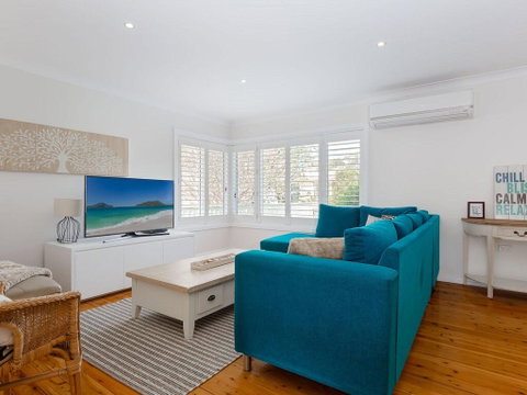 Rubys Retreat', 44 Achilles Street - Pet Friendly, Aircon & Boat Parking - Rental Cars 2