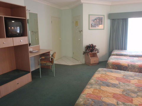 Runaway Bay Motor Inn - Rental Cars 2