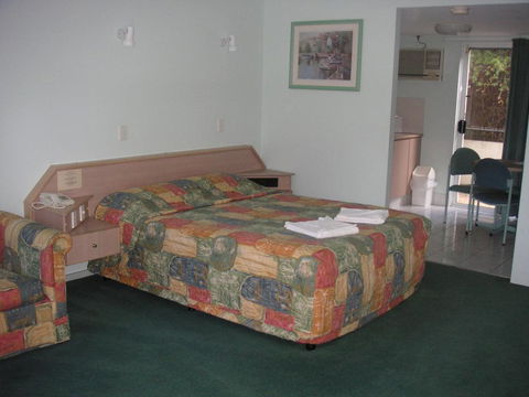 Runaway Bay Motor Inn - Rental Cars 3