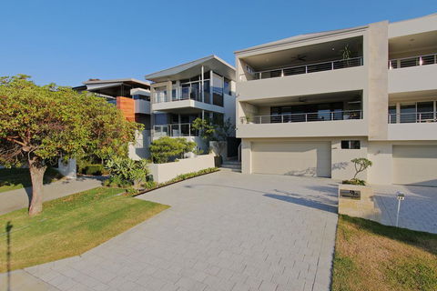 Sapphire Blue Apartment - Rental Cars 3