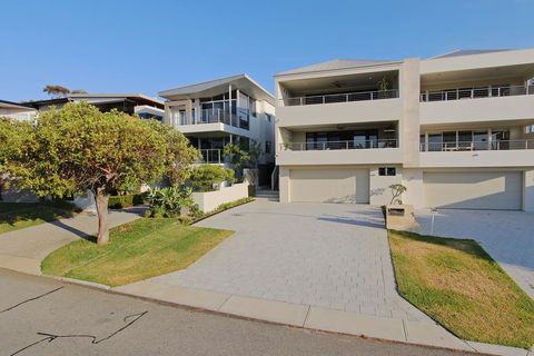 Sapphire Blue Apartment - Rental Cars 2