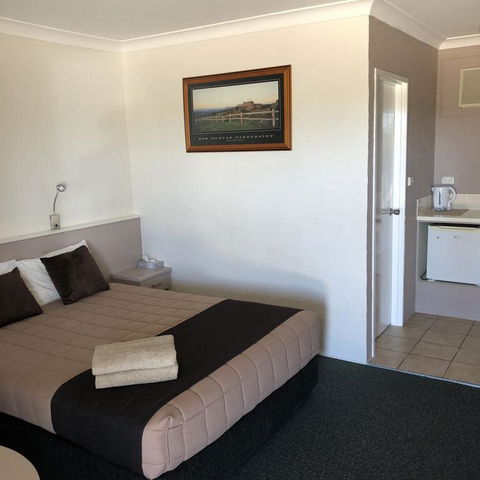 Sapphire City Motor Inn - Rental Cars 3