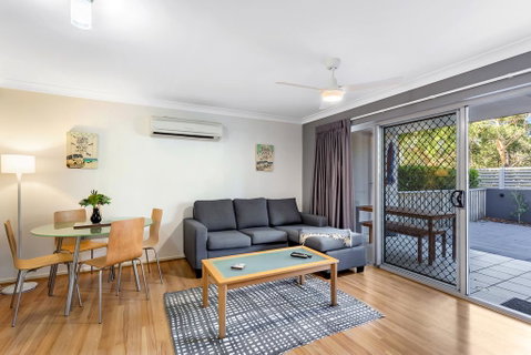 Shoal Bay Beach Apartments, 6/2 Shoal Bay Road - Rental Cars 2
